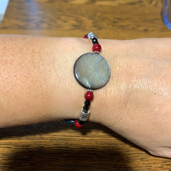 21286 Painted red stone and gray shell bracelet earring set. - Picture 6 of 8